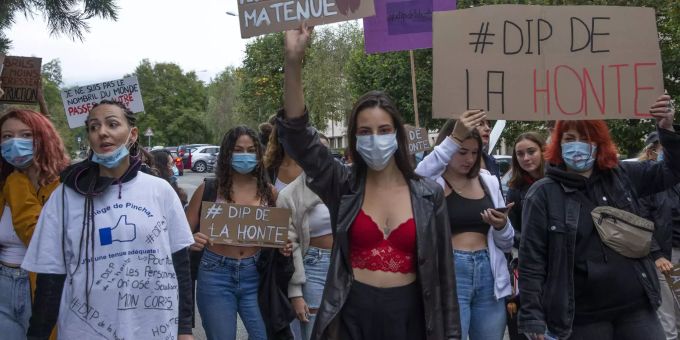 Schülerinnen protestieren in Genf gegen den Dresscode an Mittel- und Sekundarschulen im Oktober 2020. Schule Genf
