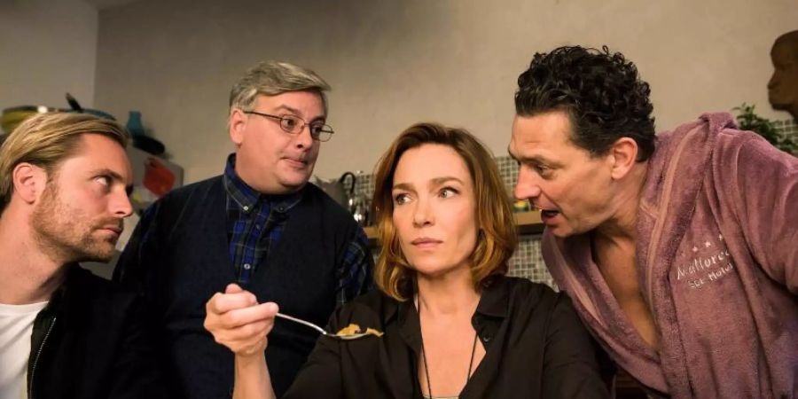 So einen Feierabend wünscht sich niemand: Billy (Aglaia Szyszkowitz) mit Lover Lukas (Bernd-Christian Althoff), Nachbar Holger (Rüdiger Klink) und Exmann Gunnar (Gregor Bloéb). Foto: Martin Valentin Menke/SWR/FFP New Media GmbH/dpa