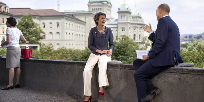 Bundespräsidentin Simonetta Sommaruga, links, diskutiert mit SRF Moderator Urs Leuthard, kurz vor der Aufzeichnung eines Gesprächs zum 1. August. Simonetta Sommaruga
