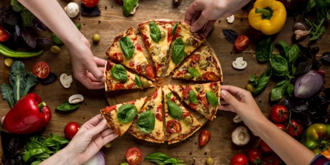 Eine leckere Pizza für die ganze Familie. Pizza