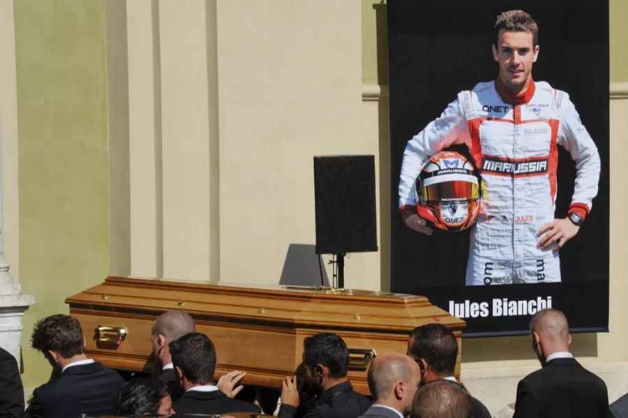 Doch der Franzose konnte sich von den schweren Verletzungen nicht mehr erholen. Am 17. Juli verstarb Jules Bianchi in Nizza.