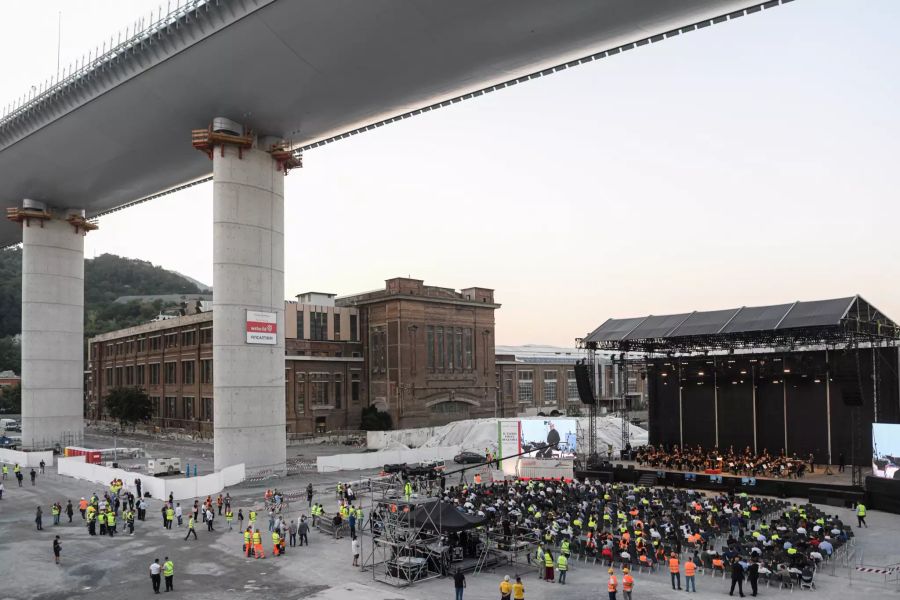 Brücke in Genua vor Eröffnung