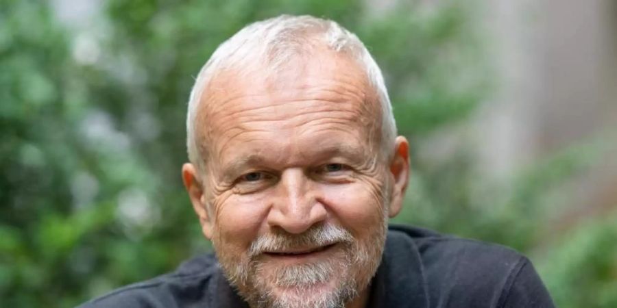 Jan Novak hat sich mit dem Leben des Starautors Milan Kundera auseinandergesetzt. Foto: Christophe Gateau/dpa