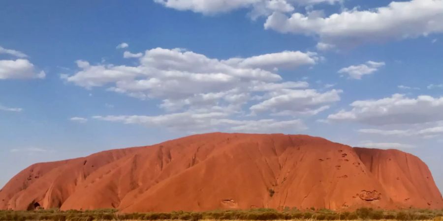 ARCHIV - Der Uluru, 348 Meter hohen Felsen mitten in der australischen Wüste, der früher unter dem Namen «Ayers Rock» bekannt war. (zu dpa «Angst vor Corona: Australiens heiliger Berg Uluru wieder geschlossen») Foto: Christoph Sator/dpa