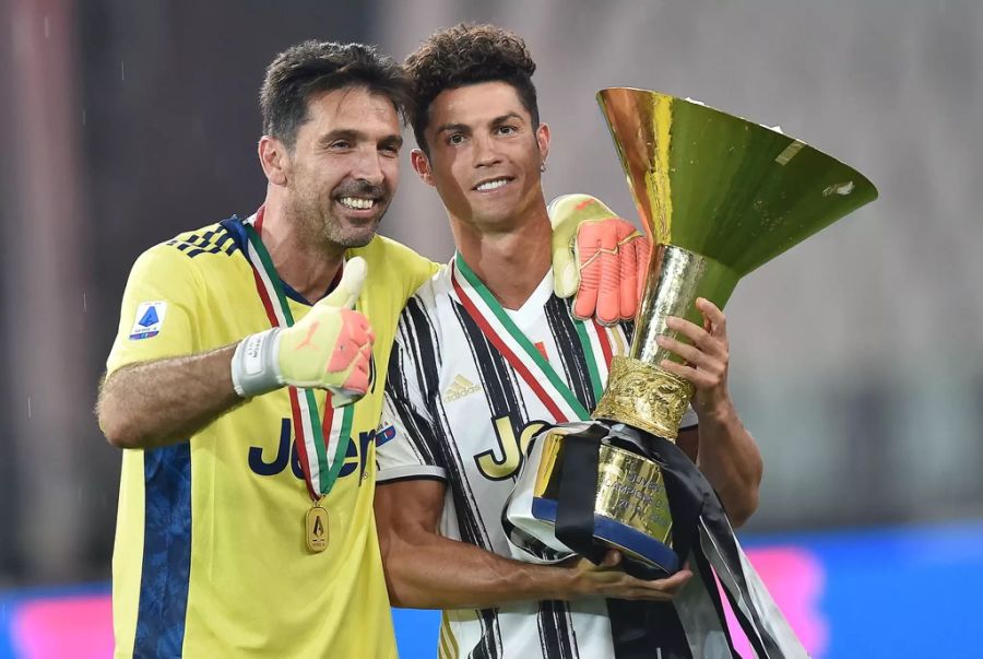 77 Jahre auf einem Bild: Gianluigi Buffon (42) und Cristiano Ronaldo (35) mit dem Scudetto.