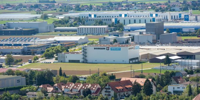 Blick auf Oensingen und die Industriebetriebe in der Ebene des Bezirks Gäu. Blick auf Oensingen und die Industriebetriebe in der Ebene des Bezirks Gäu.