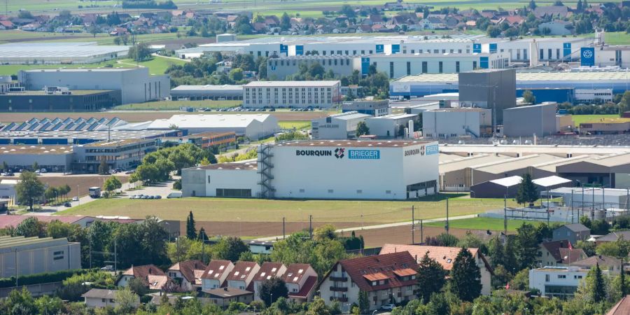 Blick auf Oensingen und die Industriebetriebe in der Ebene des Bezirks Gäu.