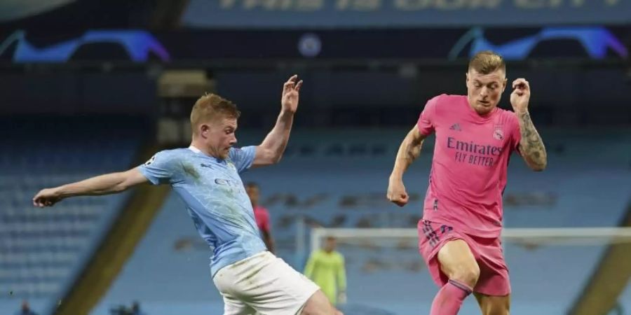 Real-Spieler Toni Kroos (r) in Aktion gegen Kevin De Bruyne von Manchester City. Foto: Dave Thompson/AP/dpa