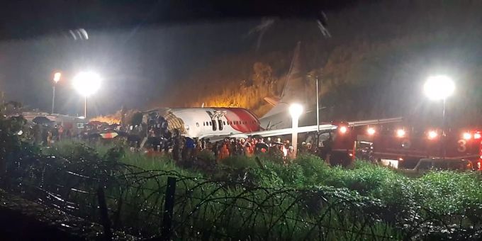 Mindestens 17 Tote - Air India-Maschine bricht bei Landung auseinander