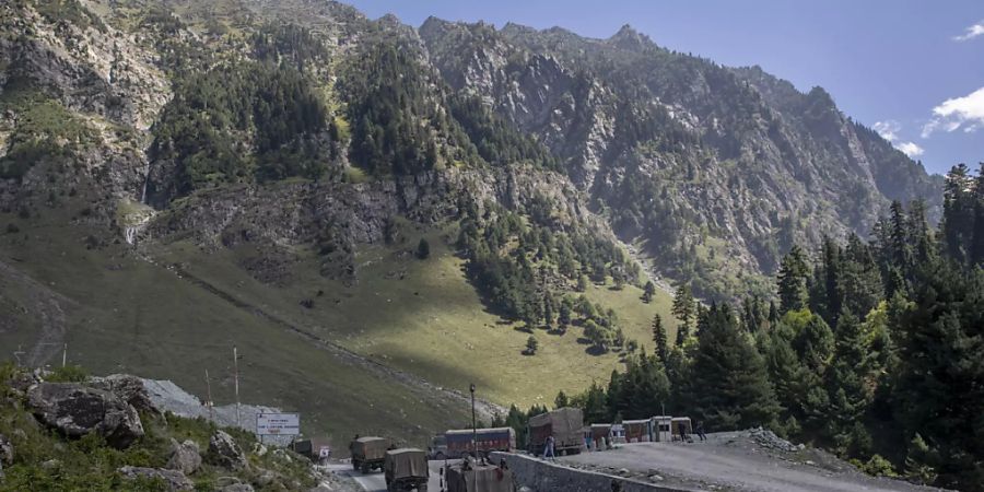 Ein Konvoi der indischen Armee fährt auf der Autobahn Srinagar-Ladakh im indisch kontrollierten Kaschmir. Foto: Dar Yasin/AP/dpa