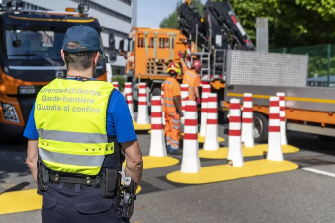 Basel, 12. Juni: Nach dem Ende des Lockdowns werden die Absperrungen an der französischen Grenze abgebaut. Coronavirus Frankreich Grenzregionen Situation