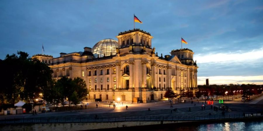 Blick auf das Reichstagsgebäude in Berlin