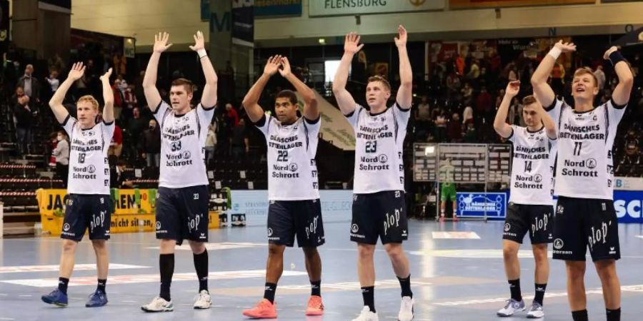 Die Flensburger Spieler jubeln nach dem Heimsieg gegen Minden. Foto: Frank Molter/dpa