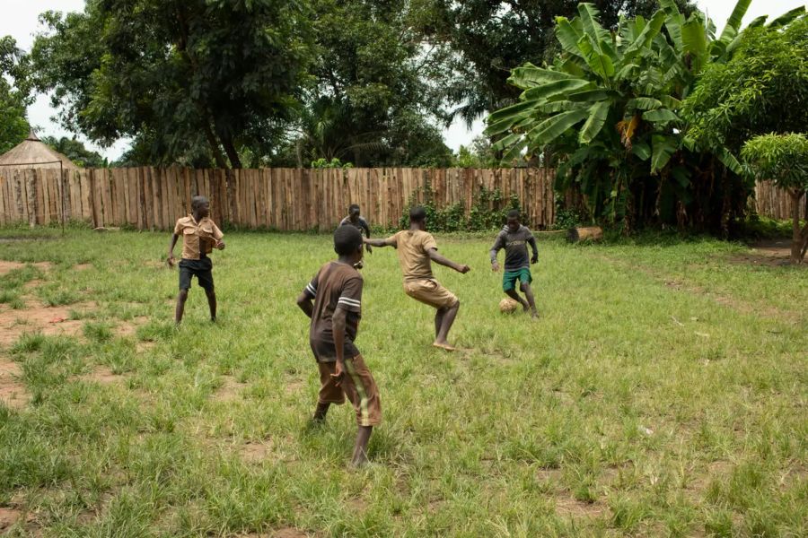 Vier Kinder spielen