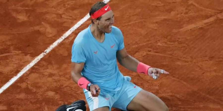 Rafael Nadal feiert seinen Sieg über Novak Djokovic im Finale der French Open. Foto: Christophe Ena/AP/dpa