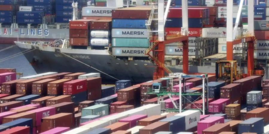 Container stapeln sich in einem Hafen in Yokohama. Japans Wirtschaft ist im Zuge der Corona-Krise weiter massiv eingebrochen. Foto: Koji Sasahara/AP/dpa