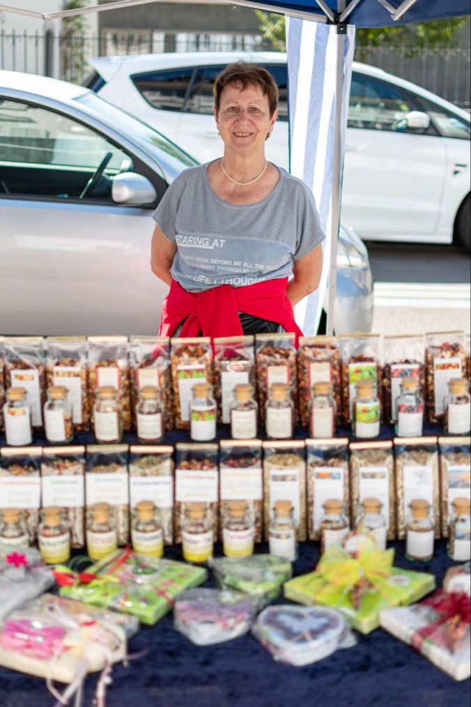 Hildegard Herzog verkauft diverse Teesorten und Geschenkartikel.