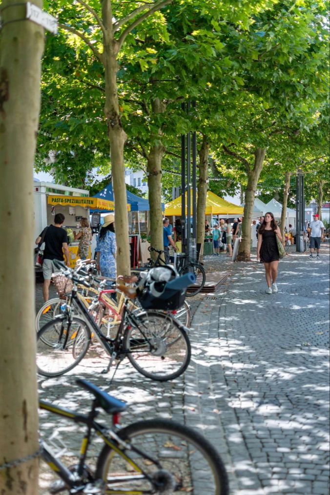 Viele Besucher lockte es zum Gemüsemarkt.