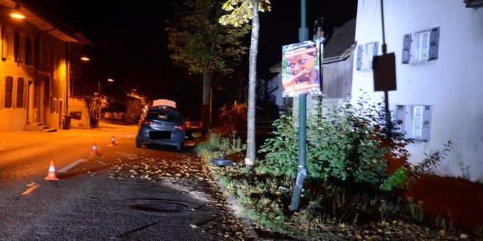 Personenwagen kollidiert mit einem Baum. Personenwagen kollidiert mit einem Baum