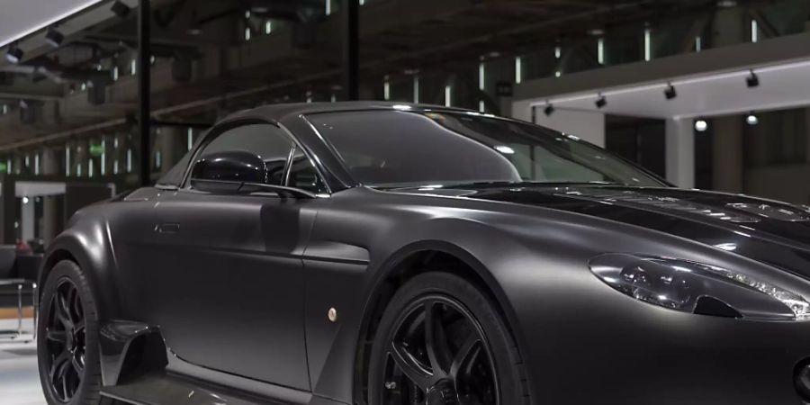 Mercedes-Benz steigt stärker beim kriselnden britischen Luxuswagenhersteller Aston Martin Lagonda ein. Mercedes will dem James-Bond-Auto-Produzenten Zugang zu neuen Technologien ermöglichen. (Archivbild)