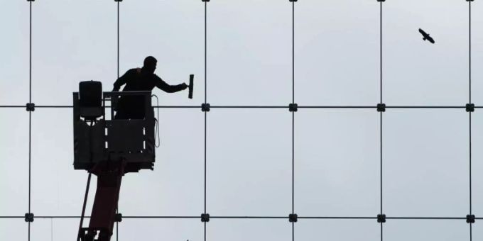 Würde in Genf bei einer vollen Stelle rund 3800 Euro brutto im Monat verdienen: Ein Gebäudereiniger beim Reinigen von Fenstern. Foto: Sebastian Kahnert/dpa-Zentralbild/dpa Würde in Genf bei einer vollen Stelle rund 3800 Euro brutto im Monat verdienen: Ein Gebäudereiniger beim Reinigen von Fenstern. Foto: Sebastian Kahnert/dpa-Zentralbild/dpa