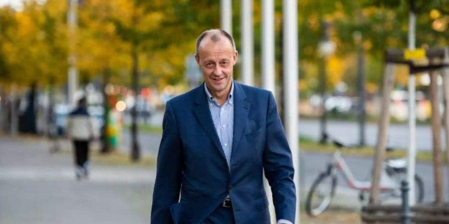 Friedrich Merz kommt am 25. Oktober zu Beratungen der engeren CDU-Spitze über den geplanten Parteitag zur Wahl des Vorsitzenden. Foto: Christophe Gateau/dpa