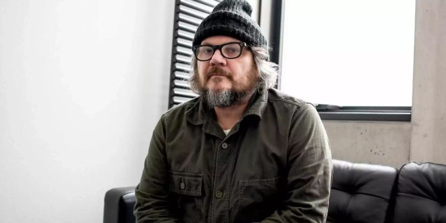 Jeff Tweedy sieht auch in finsteren Zeiten das Licht. Foto: Britta Pedersen/dpa-Zentralbild/dpa