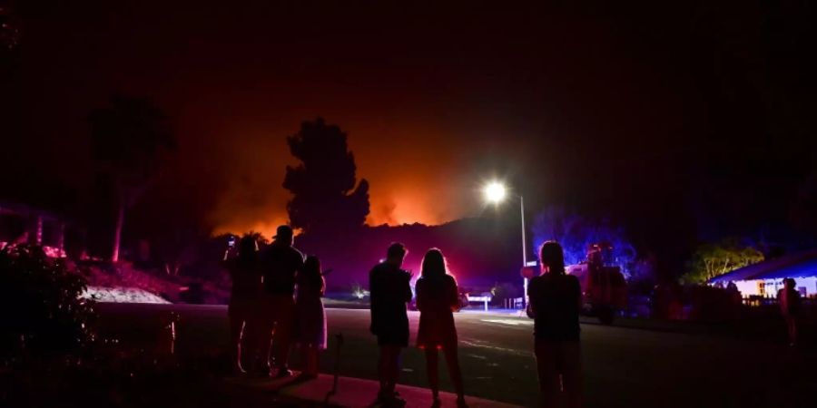 Bewohner beobachten einen Waldbrand nahe Arcadia