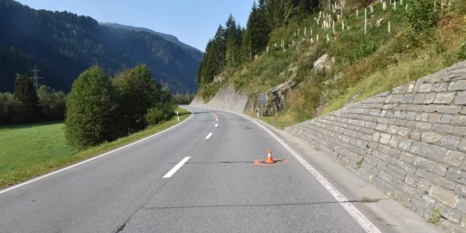 Beim Verkehrsunfall wurde der Velofahrer verletzt. Verkehrsunfall