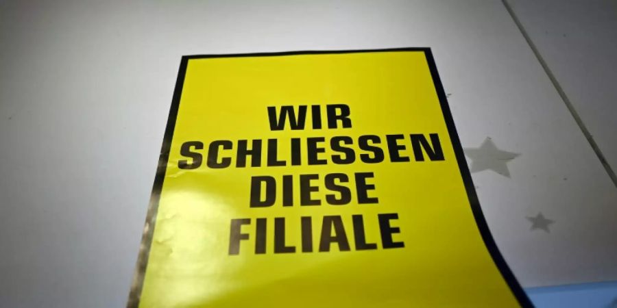 Schild in einem Laden in der Fussgängerzone von Dortmund