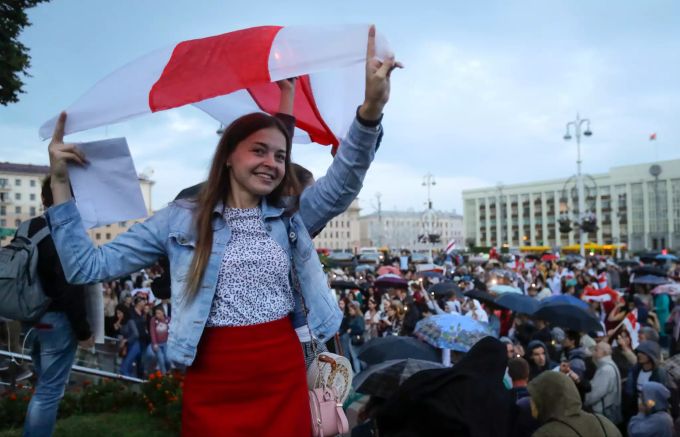 Demonstranten versammeln sich während eines Protestes auf dem Platz der Unabhängigkeit. Die Proteste gegen den belarussischen Präsidenten Lukaschenko dauern weiterhin an. Proteste in Belarus