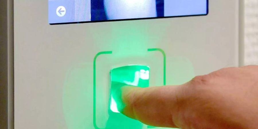 Ein Zeiterfassungssystem mit Fingerprint dürfen Arbeitgeber nur mit Einwilligung der Mitarbeiter nutzen. Foto: Kirsten Neumann/dpa-tmn
