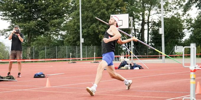 Lukas Moutarde beim Speerwurf. Sommer Event