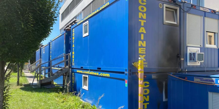 Flammen in einem Wohncontainer