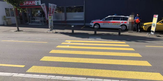 Fussgängerin von Auto erfasst. Fussgängerin von Auto erfasst