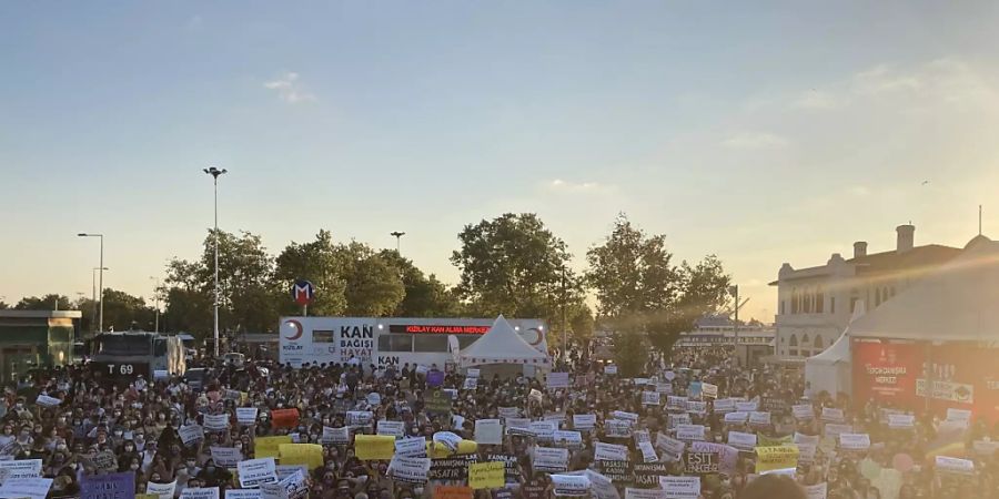 Menschen versammeln sich im Istanbuler Stadtteil Kadiköy, um gegen Gewalt gegen Frauen und die Aufkündigung der sogenannten Istanbul-Konvention zu demonstrieren. Foto: Anne Pollmann/dpa