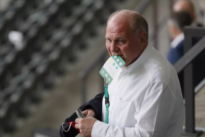 Uli Hoeness kritisierte den BVB. Hier ist der Ex-Bayern-Boss beim DFB-Pokalfinal im Olympiastadion in Berlin. BVB