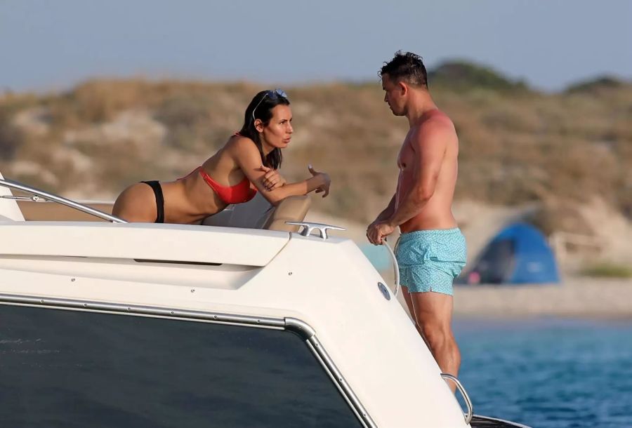 Xherdan Shaqiri im Gespräch mit einer Freundin auf der Yacht während seinen Ibiza-Ferien.