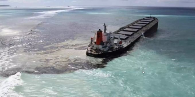 Umweltkatastrophe - Frachter vor Mauritius verliert Öl