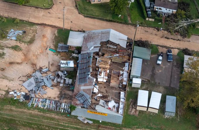 28.08.2020, USA, Pineville: Das Dach und die Stockwerke eines Hauses sind durch Hurrikan "Laura" völlig zerstört. Der Hurrikan ist mit Windgeschwindigkeiten von bis zu 240 Kilometern pro Stunde auf die Südküste des US-Bundesstaates Louisiana getroffen. Foto: Bill Feig/Pool The Advocate/AP/dpa +++ dpa-Bildfunk +++ Nach Hurrikan «Laura» - USA