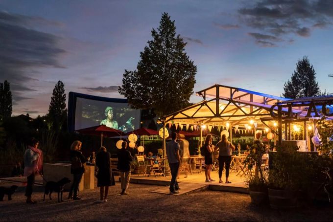 Die Bar «Raum und Zeit» im Liebefeld Park ist festlich dekoriert. Kinonächte Liebefeld