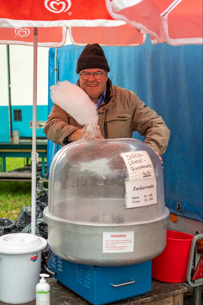 Alfred Forster bediente die Besucher mit Zuckerwatte.