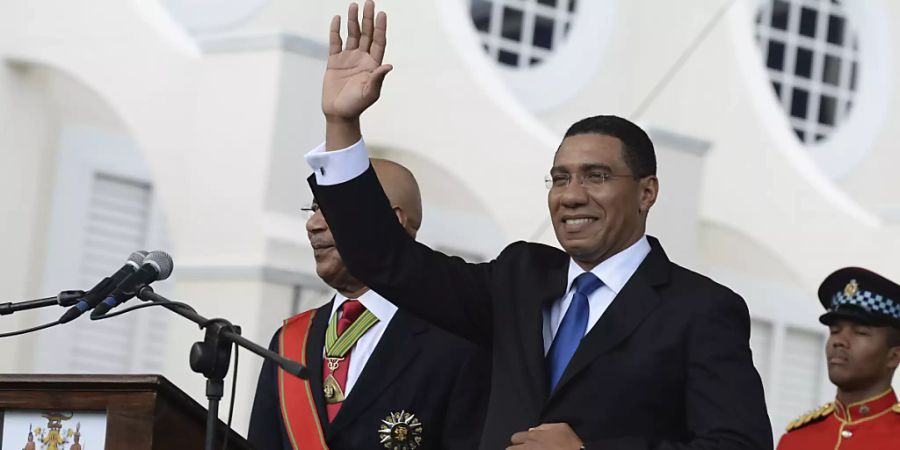 ARCHIV - Andrew Holness, Premierminister von Jamaika, winkt nach seiner Vereidigung der Menge zu. Holness steht kurz vor einem Wahlsieg in Jamaika. Foto: Collin Reid/AP/dpa