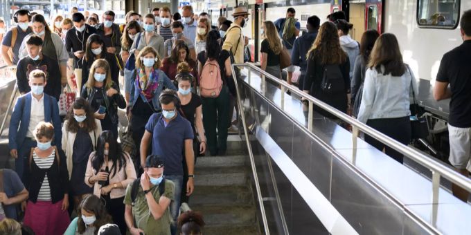 Gesichtsmasken gehören mittlerweile zum Pendler-Alltag. Hier im Bahnhof Lausanne Anfang Juli. Masken Umfrage Coronavirus