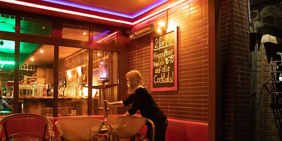 In Solothurner Bars gilt ab Donnerstag jeweils in der Nacht auf Samstag und Sonntag eine Sperrstunde. (Symbolbild)