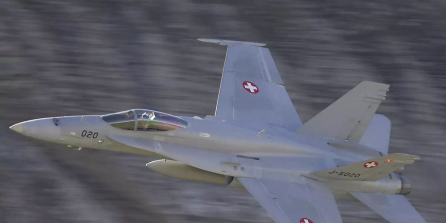 Weil sie über keine Kollisionswarnsysteme verfügen, kamen zwei F/A 18C der Schweizer Luftwaffe einem Helikopter im Februar 2018 über dem Zürichsee gefährlich nahe. (Archivbild)