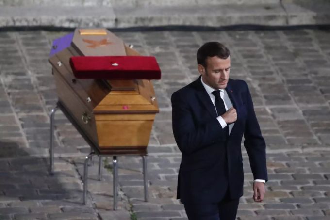 Der französische Präsident sprach an der Gedenkzeremonie an der Universität Sorbonne über die Tat. Emmanuel Macron