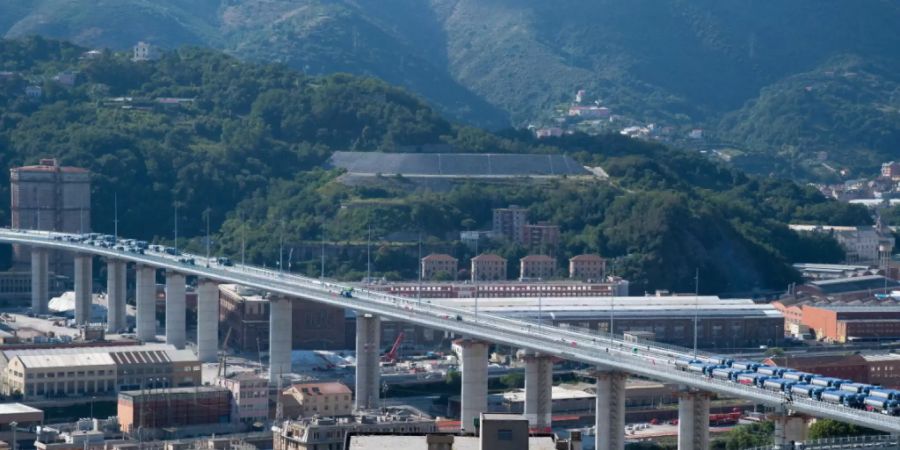 Eine Woche vor der feierlichen Eröffnung der neuen Autobahnbrücke in der italienischen Hafenstadt Genua hat das renommierte Orchester der Akademie Nazionale di Santa Cecilia am Fuss des Bauwerks ein Konzert gegeben.