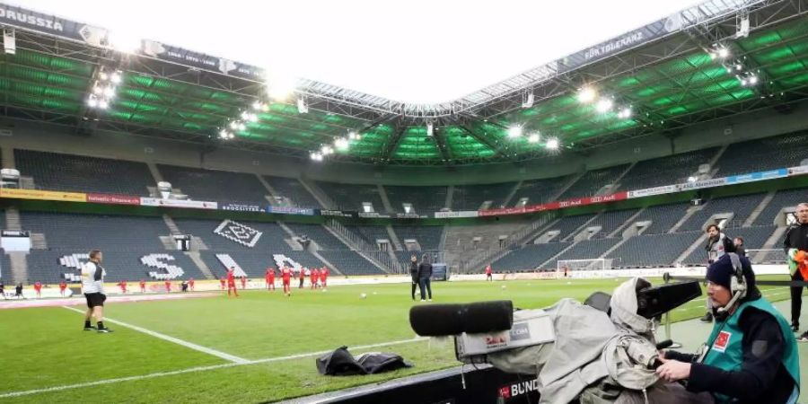 Die DFL will die künftige Verteilung der Medienerlöse in drei Regionalkonferenzen mit den 36 Erst- und Zweitliga-Clubs beraten. Foto: Roland Weihrauch/dpa