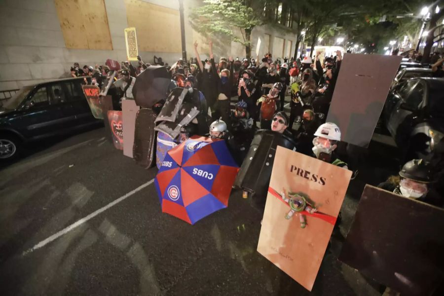 Schilde statt Schilder: Die nächtlichen Demonstranten in Portland haben aufgerüstet.